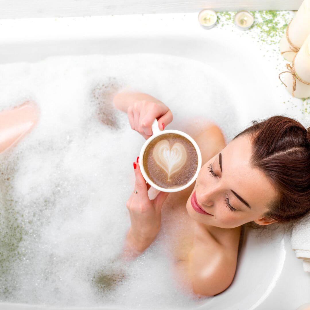 mujer bebiendo café en la bañera